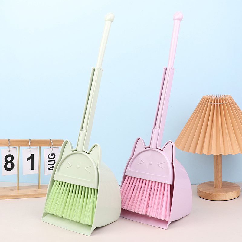 漫画スタイルの幼児用ほうきちりとり、柔軟な毛の子供用プレイセ - Kids Outdoor Broom のレビューと価格